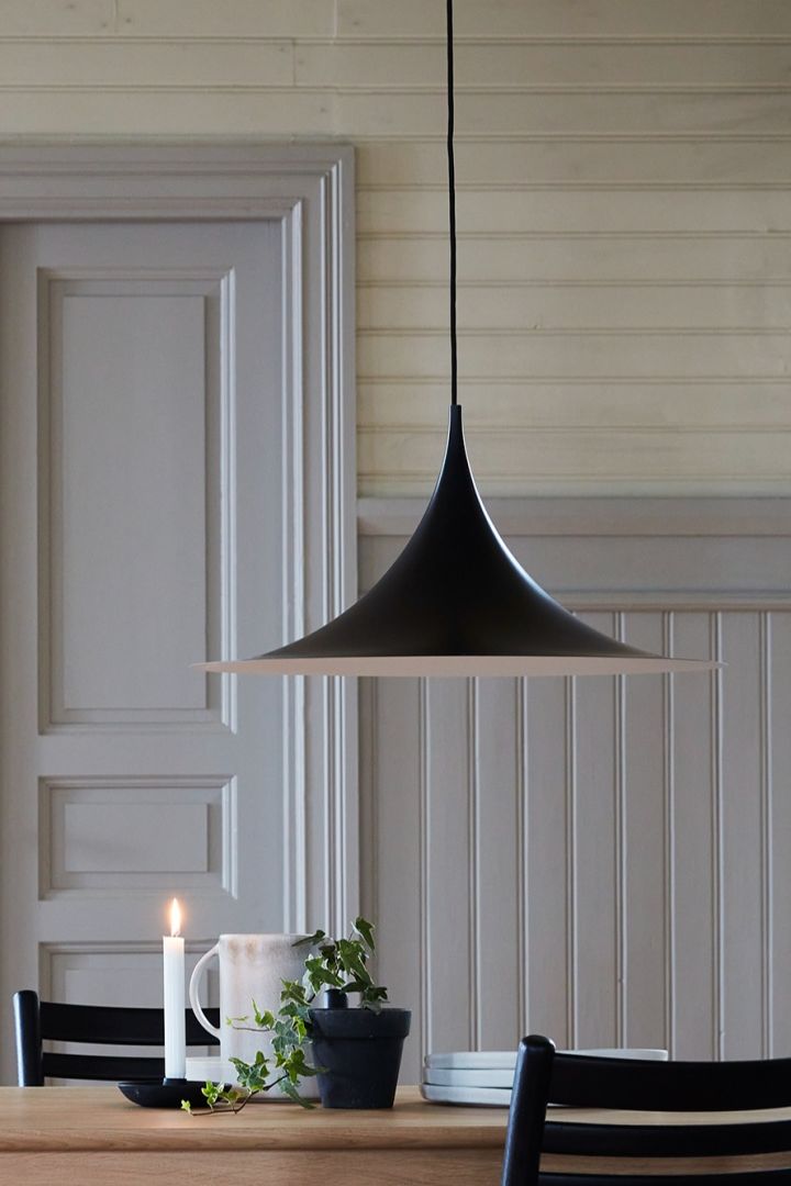 Her ser du den skandinaviske designlampen Semi over et spisebord.