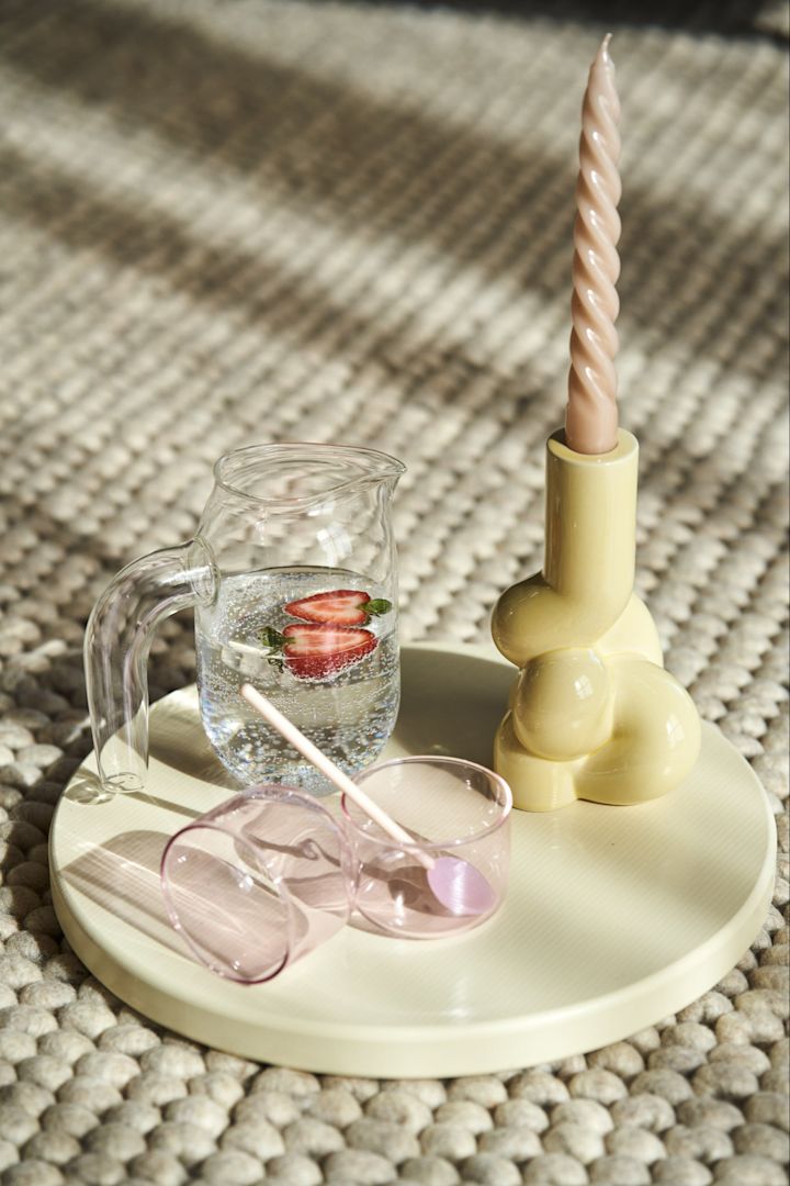  Chopping Board skjærebrett i Off-white sammen med Jug kanne i klarglass, Tint glass i rosa, rosa Round glasskje, W&S Soft lysestake Soft Yellow med Candle Twist peach lys fra HAY.