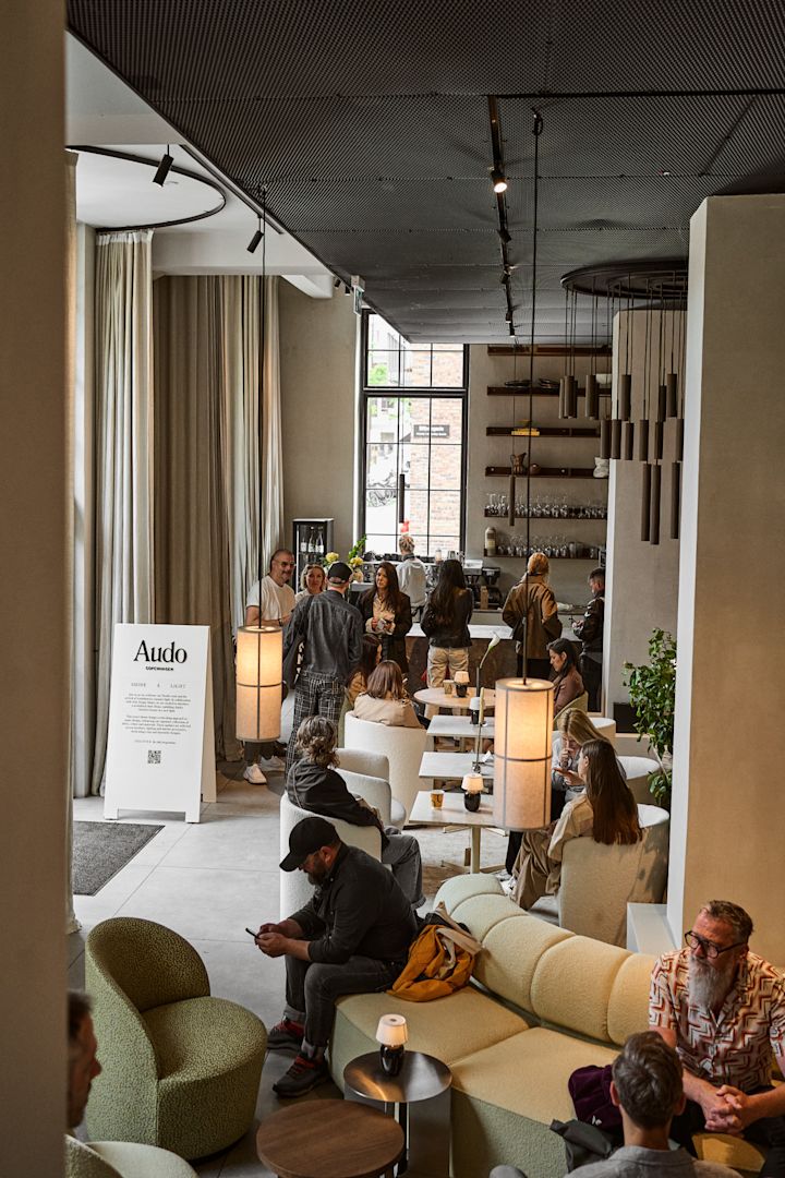 Restauranten på Audo House under 3 Days of Design, fylt med design fra Audo Copenhagen. Det er det perfekte stedet for lunsj for enhver designelsker på en bytur i København.