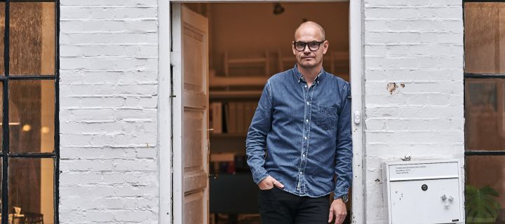 Den danske designeren Thomas Bentzen utenfor sitt studio i København