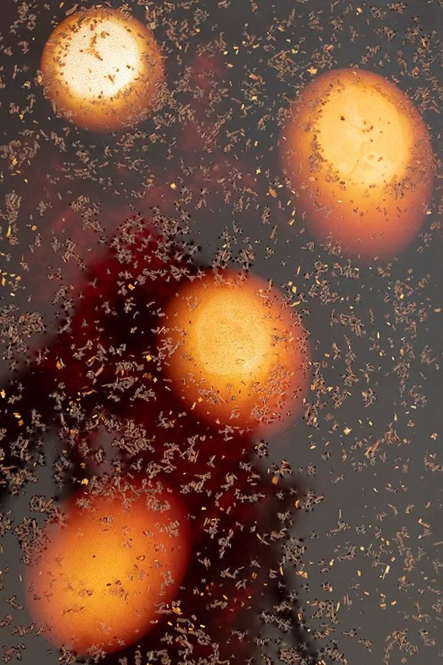 Et flott påskeverksted-tips er å lage påskepynt med naturlig eggfarging, som disse eggene farget med kaffe og rødvin – en enkel og stilfull DIY påskepynt!