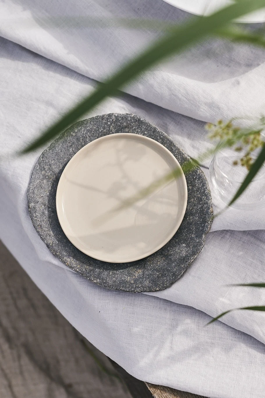 Slitesterke tallerkener fra Muubs & Marimekko på hvit linduk er flotte å dekke til en luksuriøs piknik på stranden.