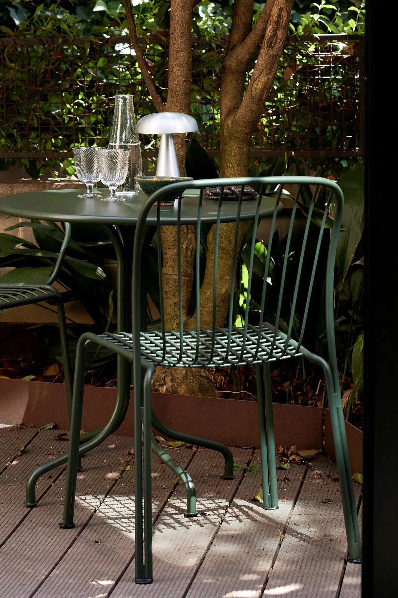 Thorvald-stolen fra &Tradition passer perfekt inn i temaet små balkongmøbler. Den grønne stolen i lakkert stål tar ikke mye plass men er både komfortabel og stilig i sin utforming.