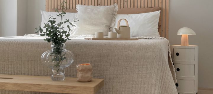 Et soverom i skandinavisk stil med nøytrale beigetoner og naturlig tre.