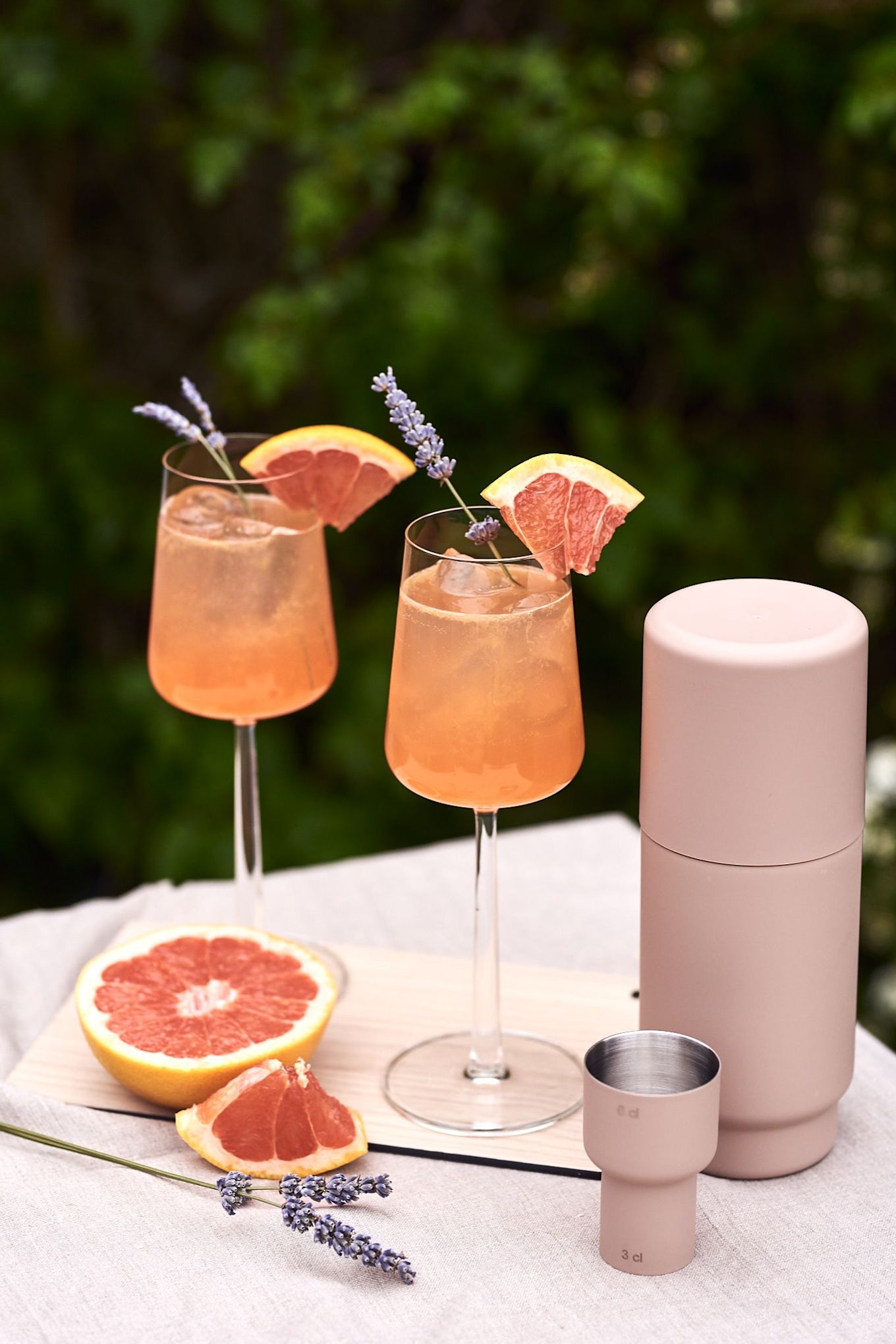 Grapefruktdrink med lavendelkvist i er en av flere gode sommerdrinker vi tester i sommer – servert her i hvitvinsglass.