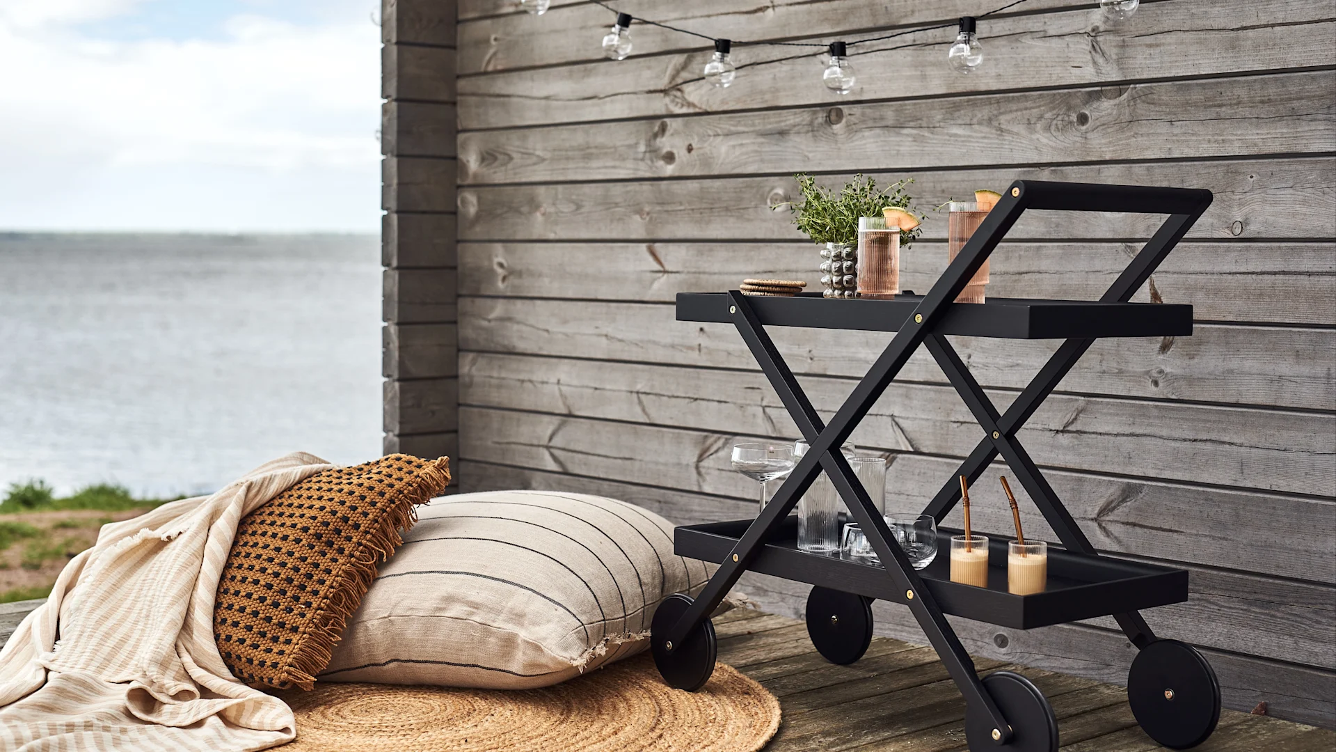 Plasser drinker og urter på den stilige serveringsvognen fra Design House Stockholm på utekjøkkenet ditt.