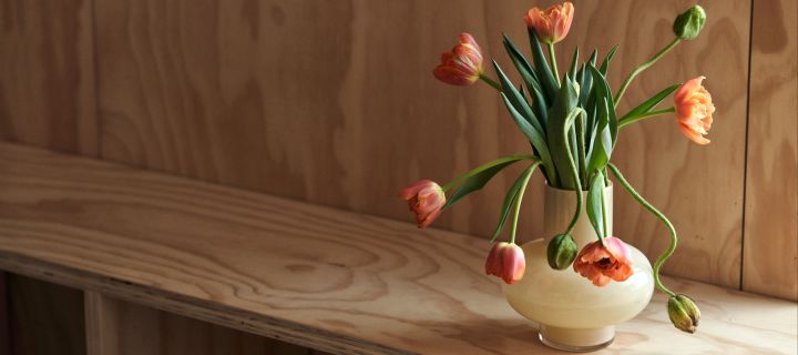 Vårens 2024 interiørtrender handler om farger, chunky servise og markante detaljer, og vi pynter gjerne med en fargerik vase som Umpu fra Marimekko.