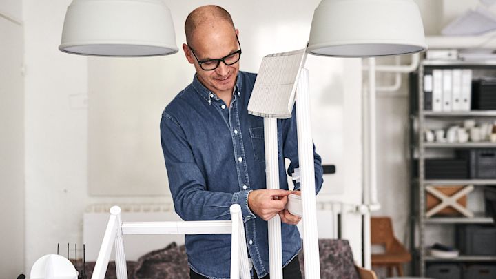 Thomas Bentzen i sitt studio i København med en prototype av en stol.