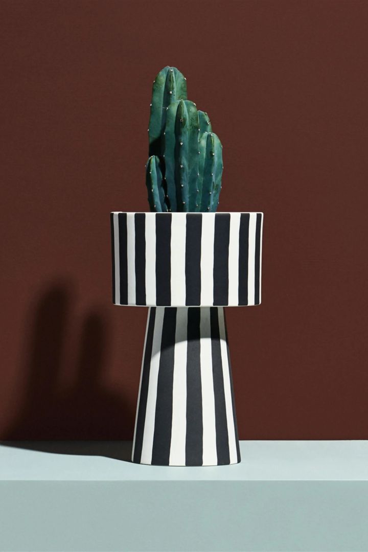 Toppu-blomsterpotten fra OYOY har et stripete mønster i svart og hvitt, og striper er et mønster som vil bli brukt mer og mer på interiørdetaljer, tekstiler og tepper ifølge vårens interiørtrender 2024.