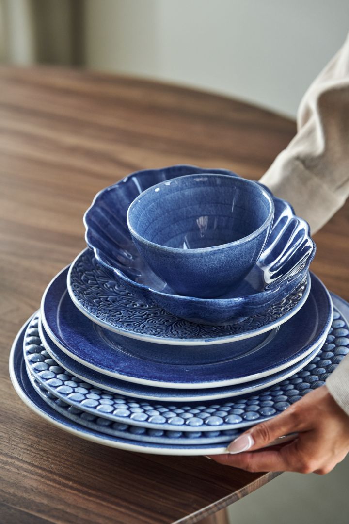 Setter ned skåler og tallerkener i blått fra Mateus-seriene MSY, Oyster, Lace, Basic og Bubbles.