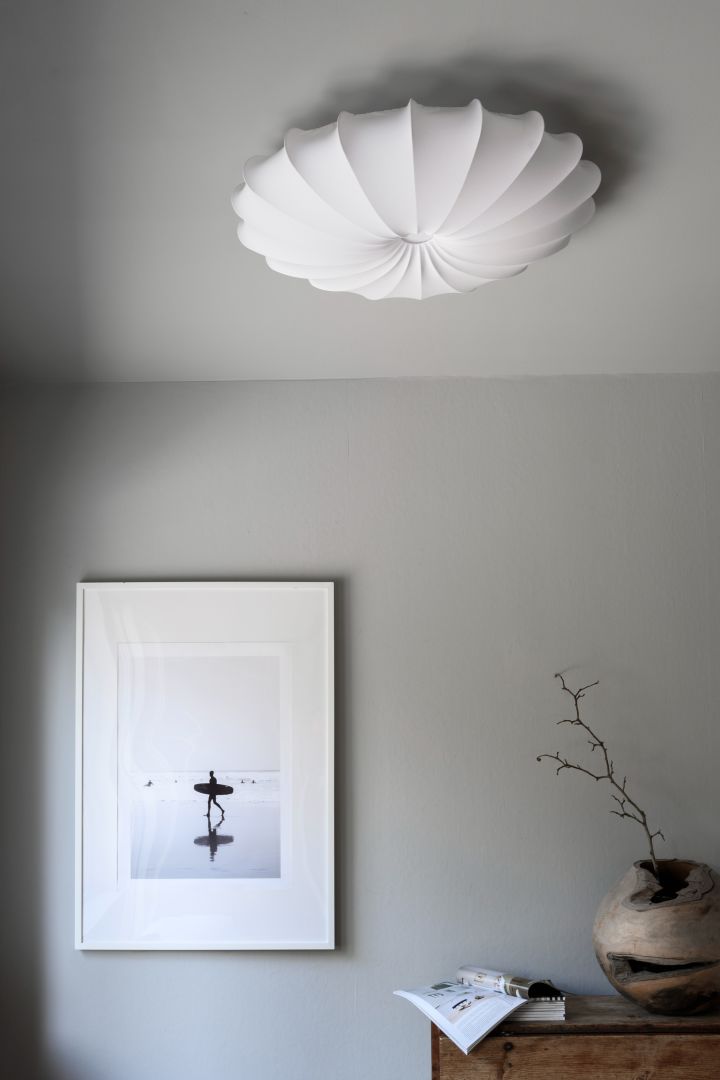 Forny hjemmet ditt med moderne taklamper - her ser du stilige Anna taklampe fra Watt & Veke i hvitt.