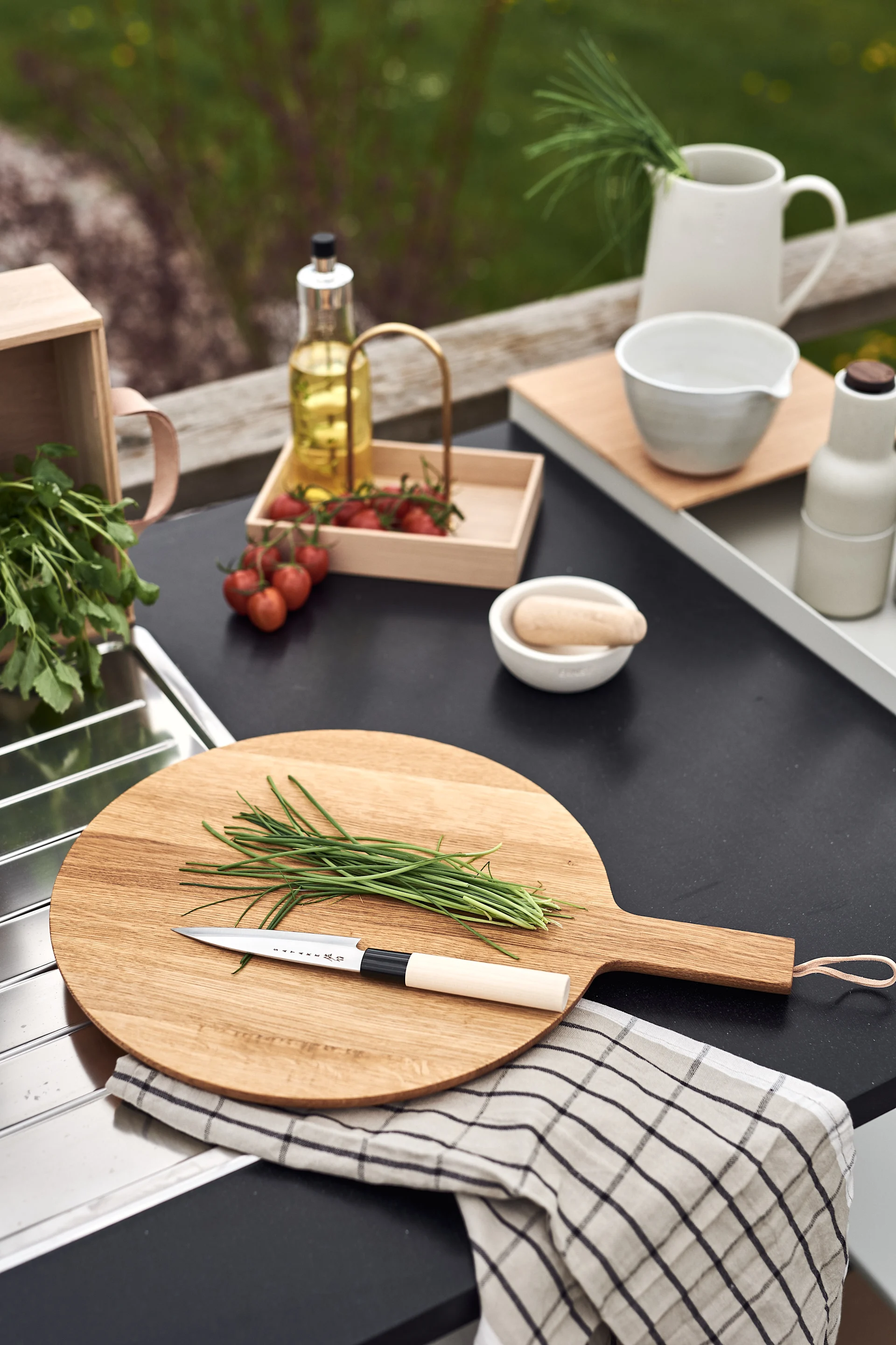 Stilig og praktisk skjærebrett i tre fra Eva Solo som er perfekt som både serveringsfat og å hakke gressløk på.