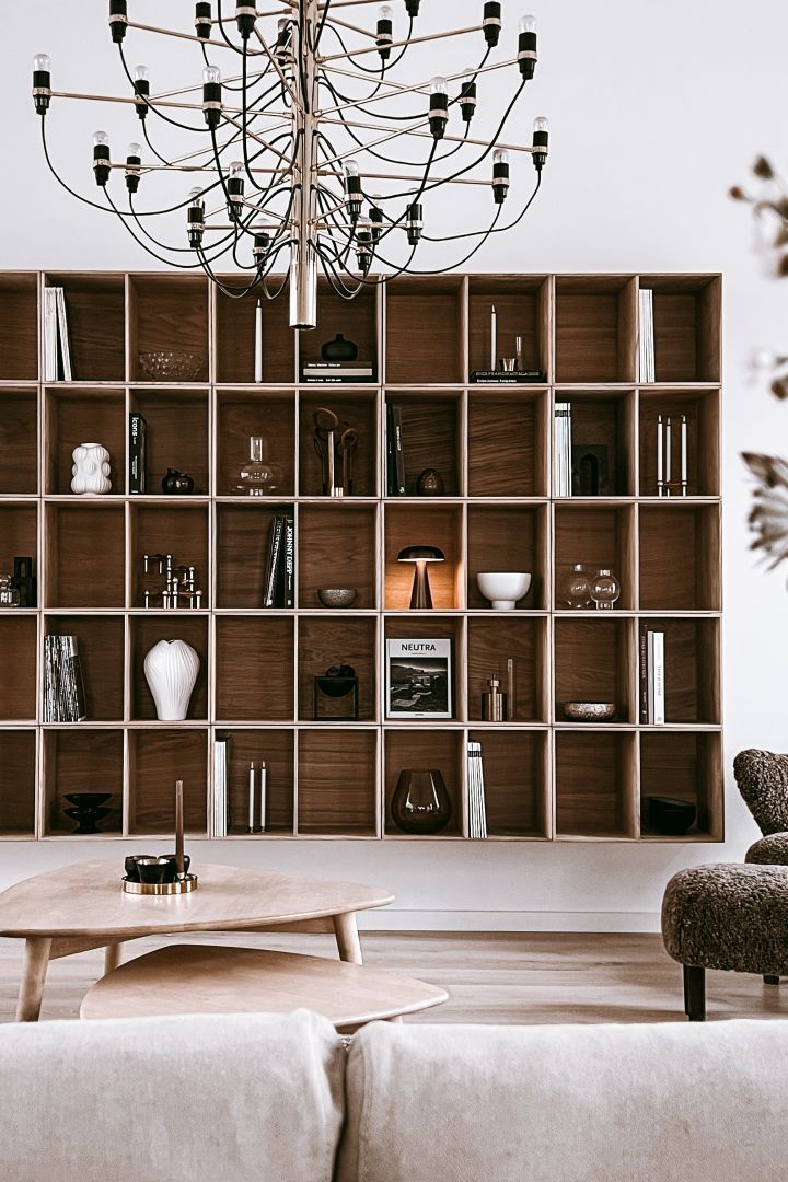 Innrede bokhylle – inspirasjon hjemme hos Anela Tahirovic @arkihem hvor bærbar belysning, vaser og stilleben er tips for å innrede bokhylla.