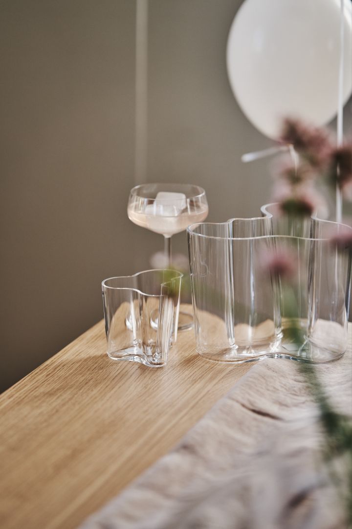 Alvar Aalto sett med liten og stor vase er perfekt tidløs designgave å gi bort til alle anledninger 
