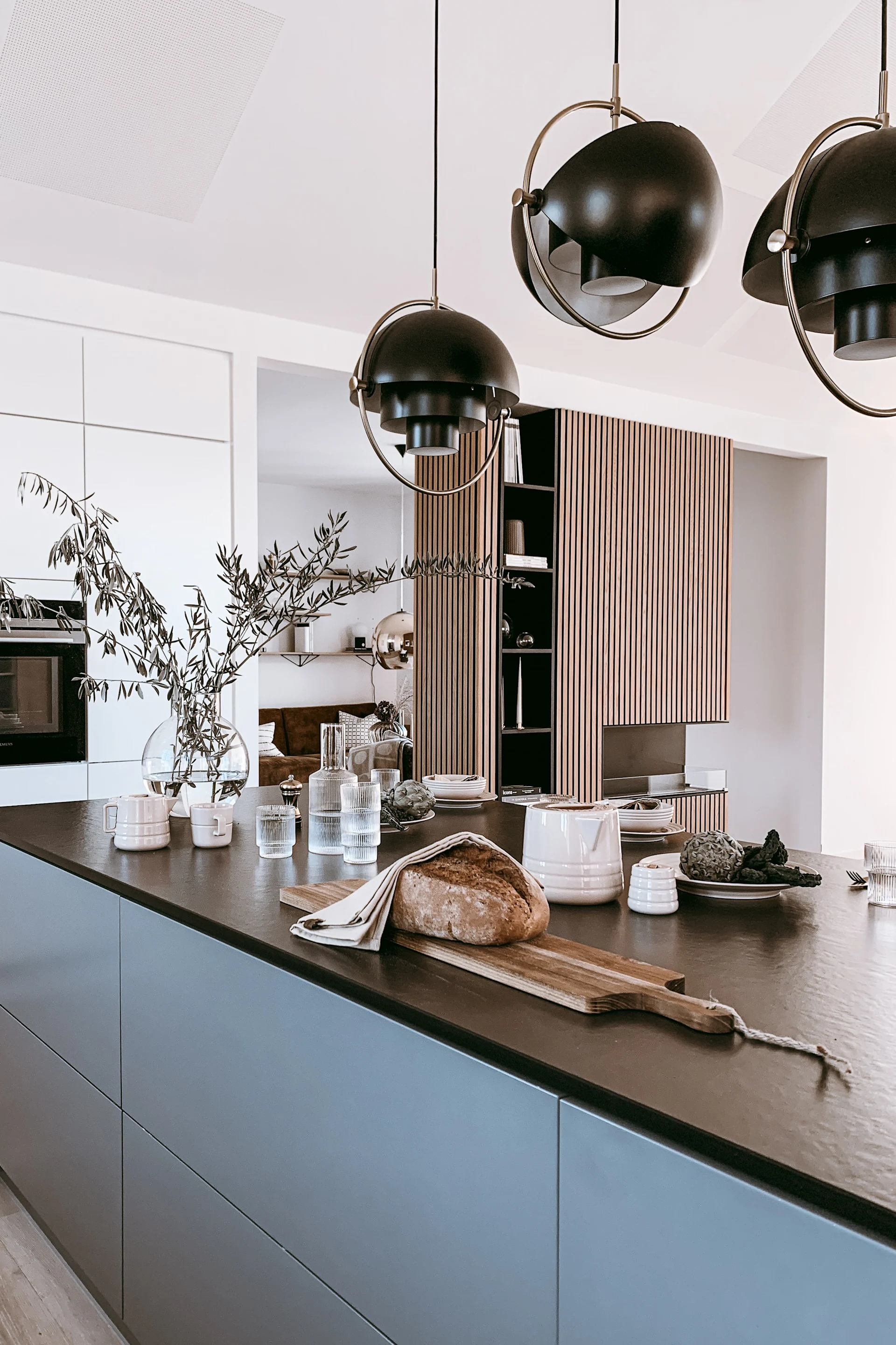 Influenceren arkihem har valgt tre Multi-Lite-lamper fra GUBI som sine kjøkkenlamper.