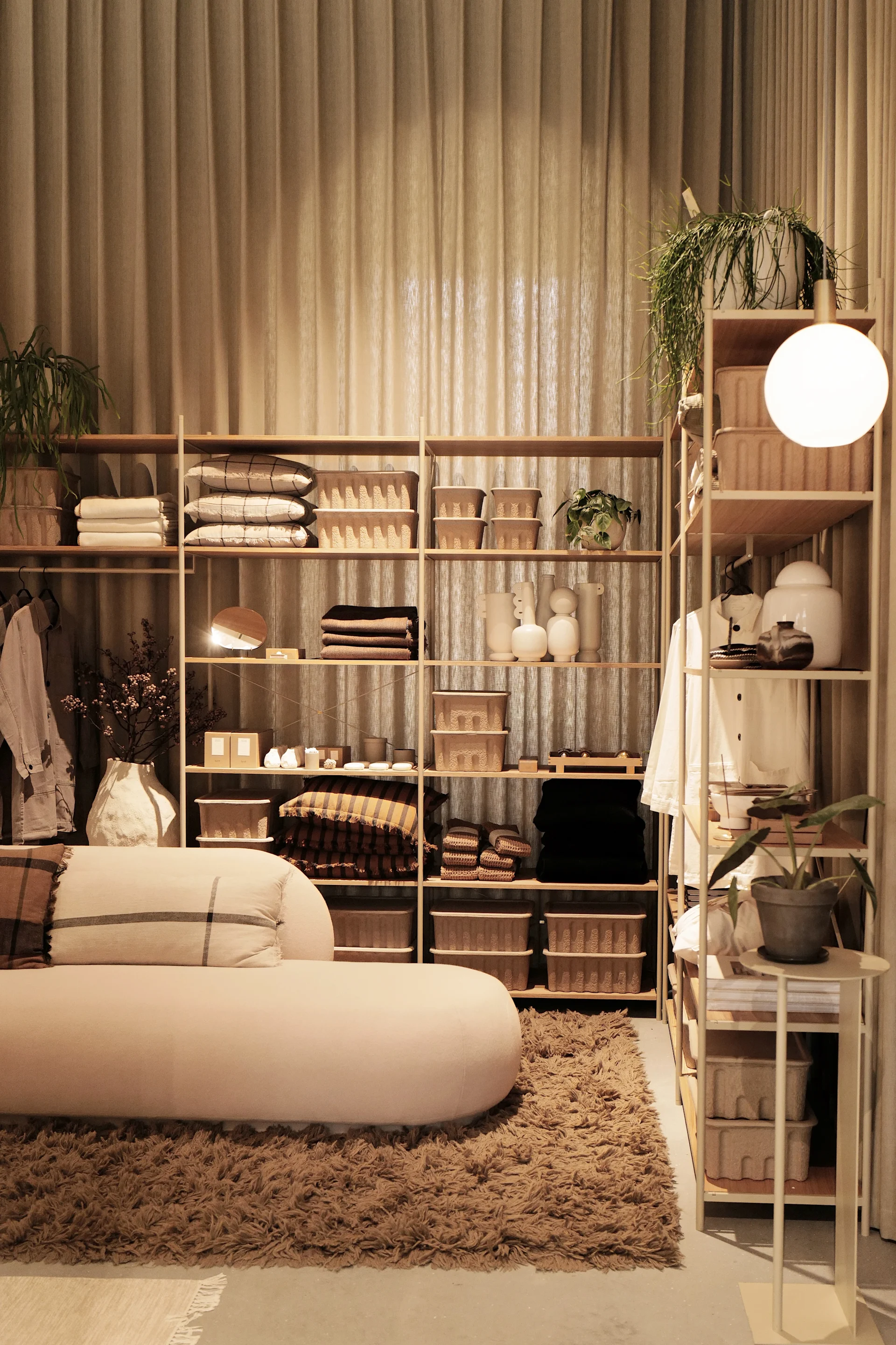 Et walk-in-closet i Ferm Livings showroom i København, Danmark.