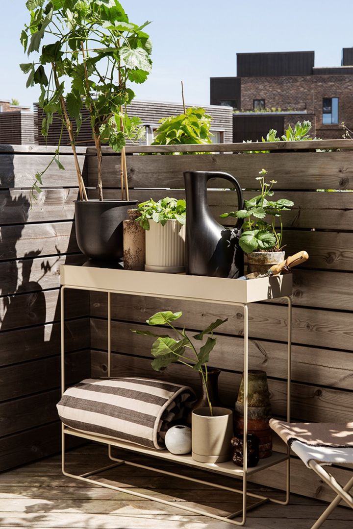 Tips til koselig uteplass - innred uteplassen med stilig og praktisk Plant Box fra ferm LIVING til dine planter og krukker.