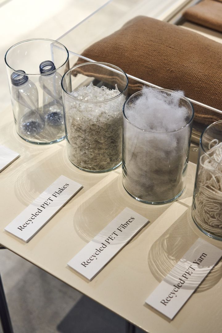 Glassbeholdere som viser resirkulerbare materialer i Ferm Livings showroom. 