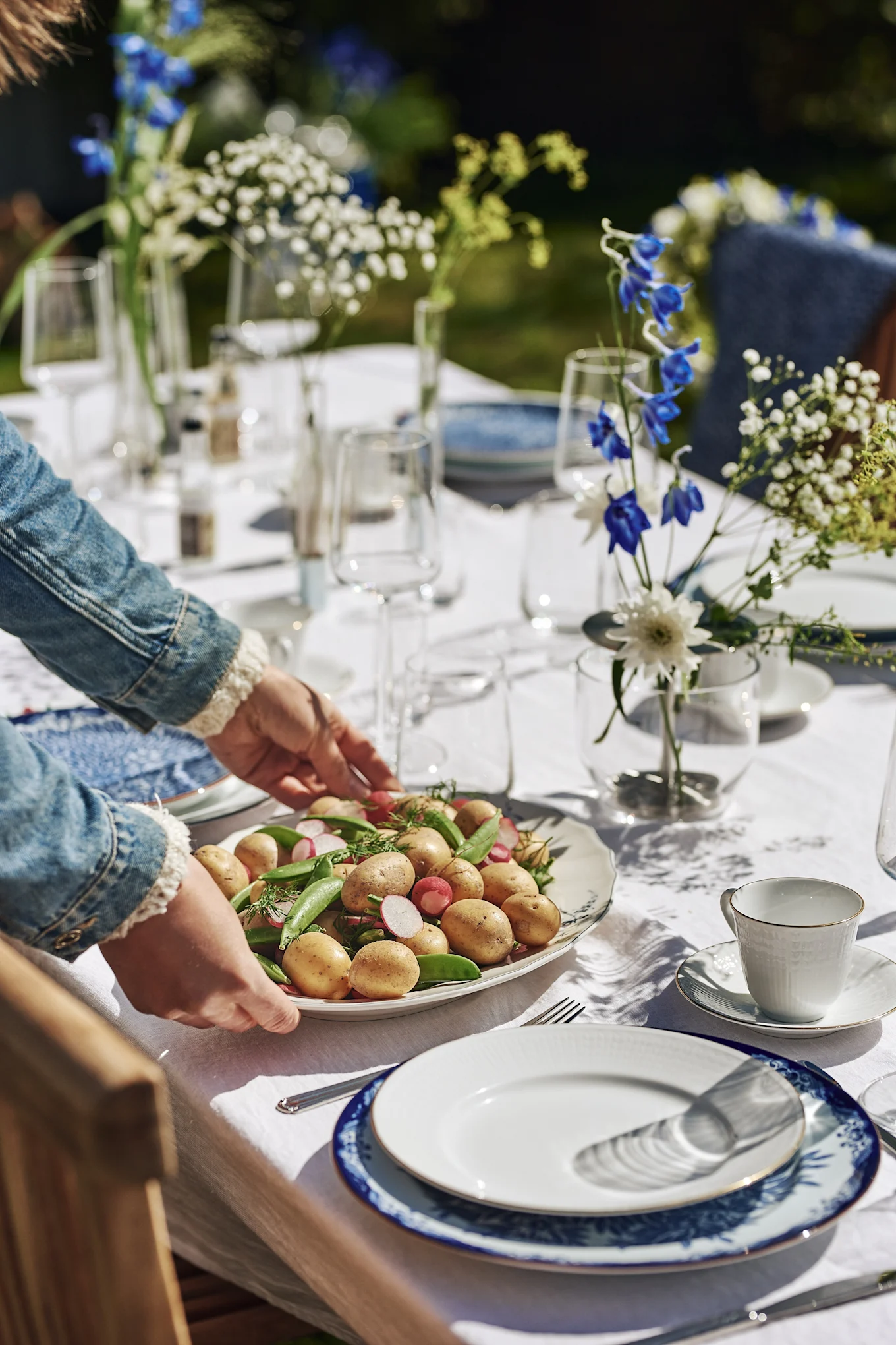 Ingen midtsommermiddag ville vært komplett uten en deilig og enkel potetsalat.