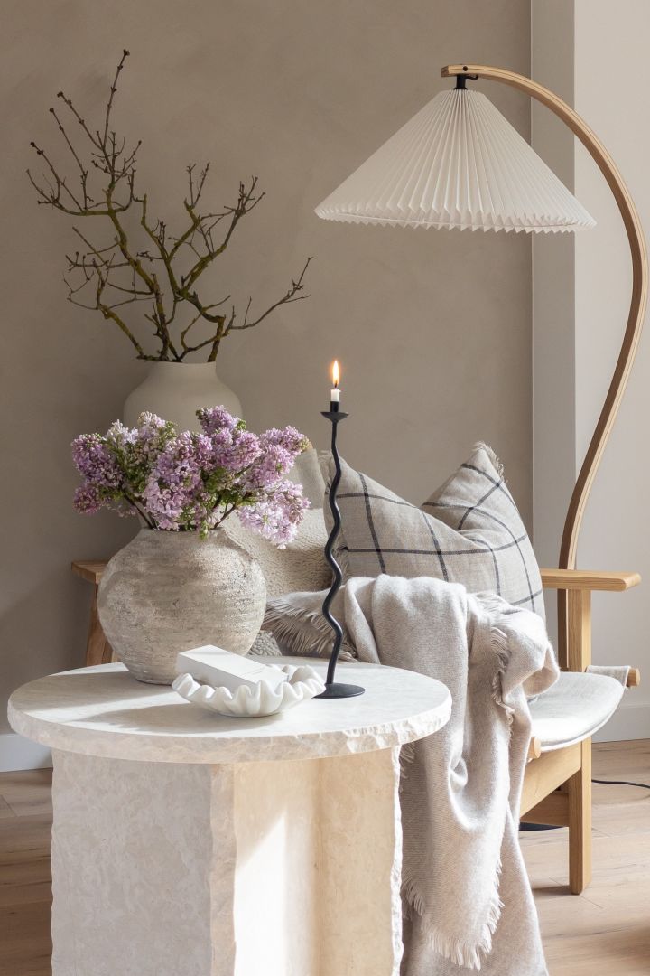 Skap et hjem i skandinavisk stil med naturlige materialer. Her ser du gulvlampen Gubi Timberline og Mineral sidebordet fra Ferm Living.
