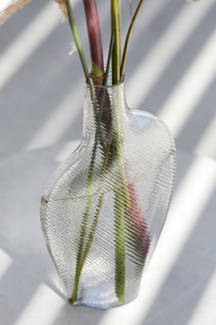 Interiør i riflet glass er en av årets trender, hvor vasen Flow fra Formgatan blir et elegant og stilig midtpunkt på det dekkede bordet.