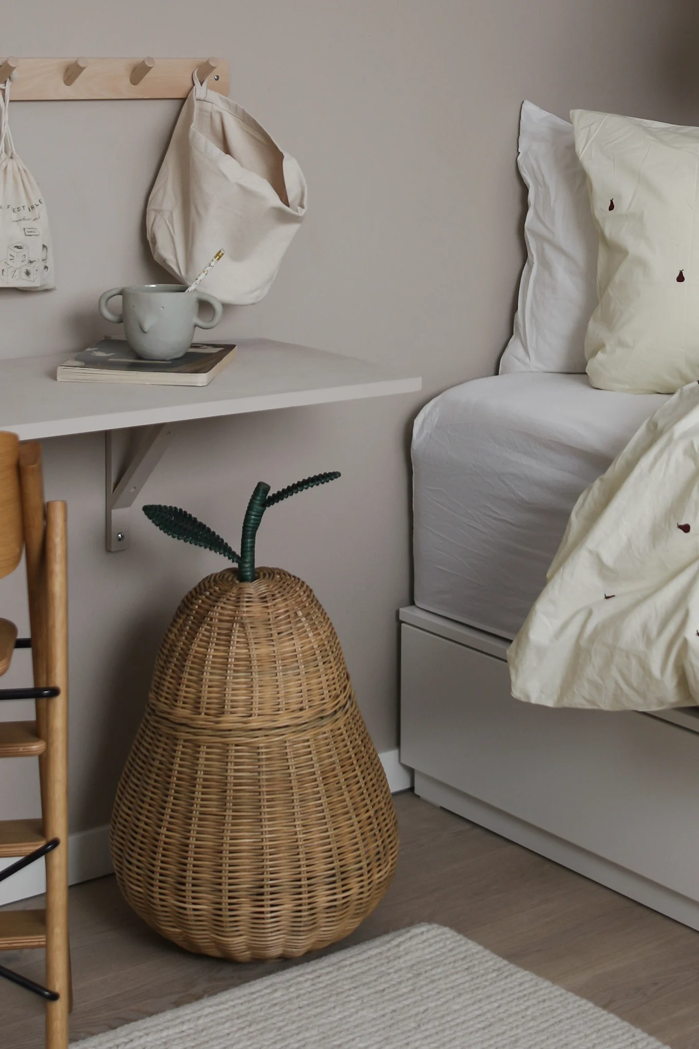 Innrede barnerom - inspirasjon hjemme hos influenceren @joanna.avento hvor hun har innredet barnerommet med en leken kurv som minner om en pære fra ferm LIVING.