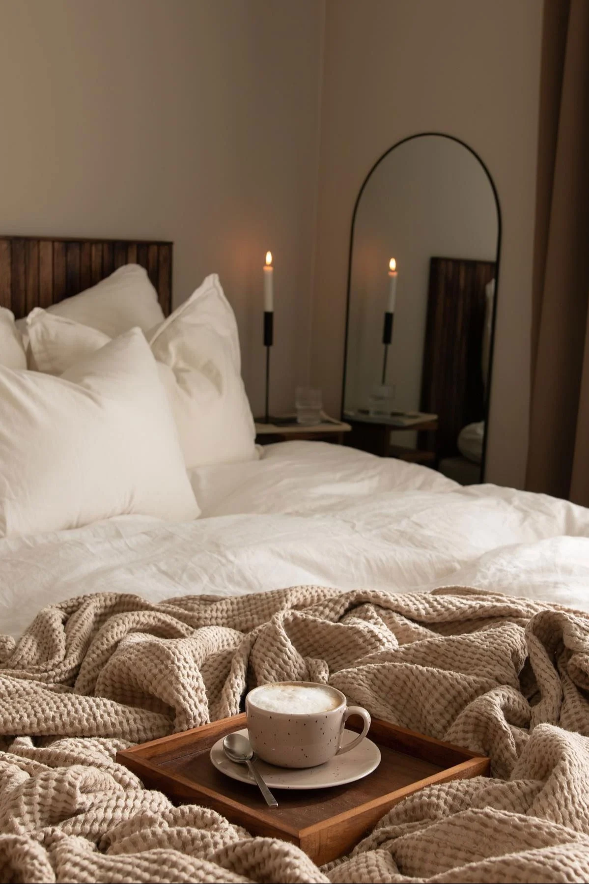 Freckle-kruset i beige fra Scandi Living står på et trefat i en koselig seng på soverommet til @joanna.avento.
