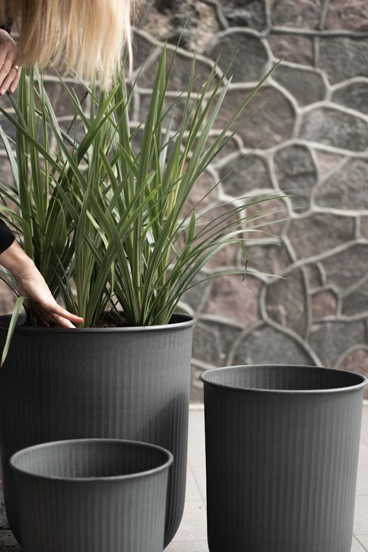 Balkonginspo. La deg inspirere til en balkong i grønt med mange krukker, gjerne i ulike størrelser for å skape dynamikk. Her ser du Out Stripe potter i sett med tre fra DBKD i sort. Perfekt for dekorativt gress eller andre større planter.