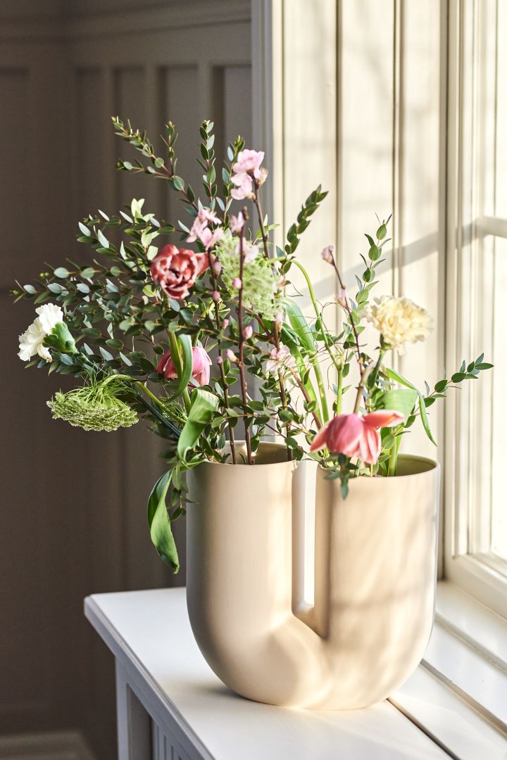Den unike Kink-vasen fra Muuto er en iøynefallende stor vase for vinduskarmen din.