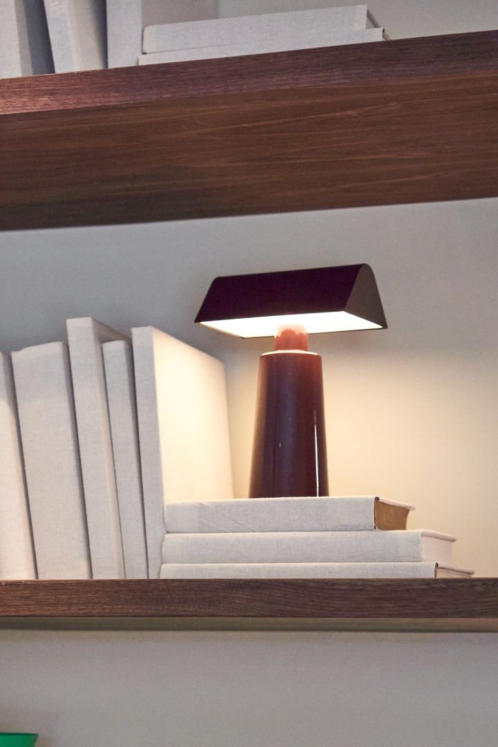 Innred ditt lille hjemmekontor med praktiske detaljer som Caret bærbar bordlampe, som du kan flytte dit du trenger lys mest.