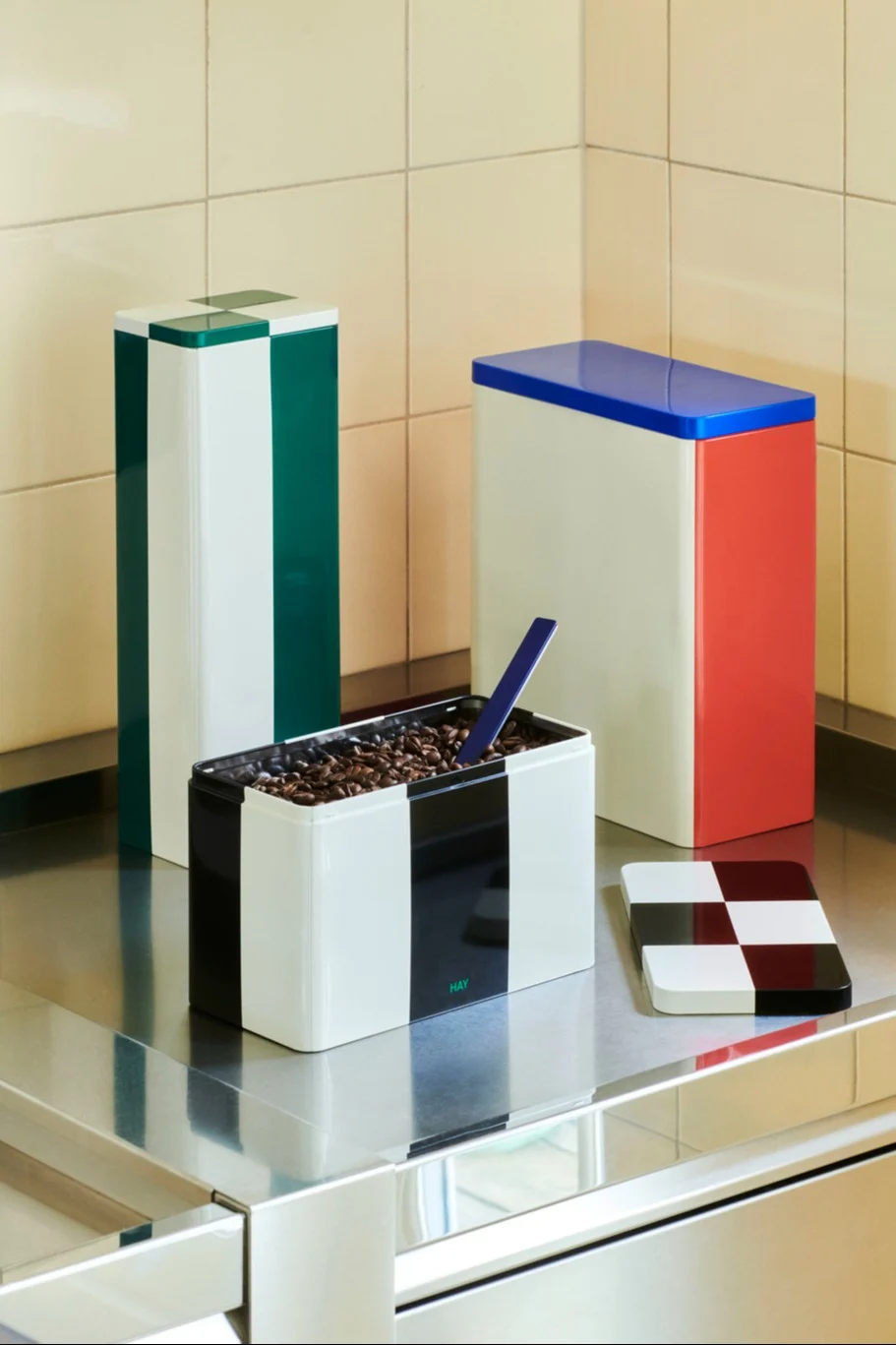 Med de fargerikt mønstrede metallboksene fra HAY kan du organisere spiskammeret ditt og oppbevare for eksempel kaffe.
