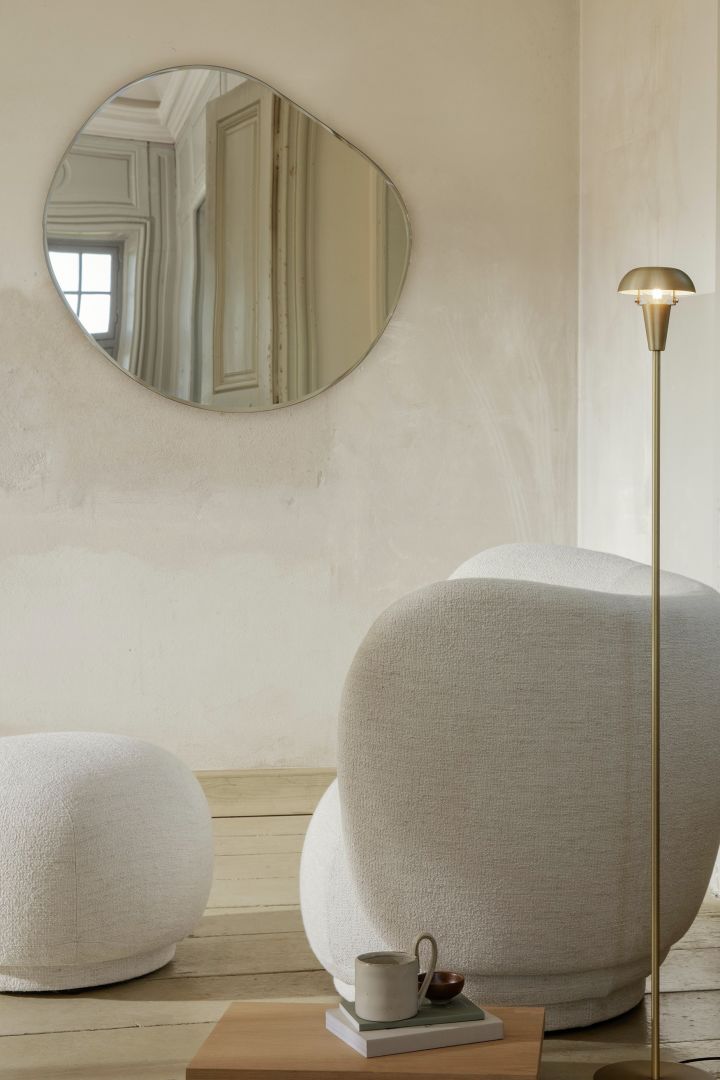 Innred med speil for et luksuriøst hjem - her er Pond-speilet i leken rund form fra Ferm Living som gir rommet ditt et trendy inntrykk.