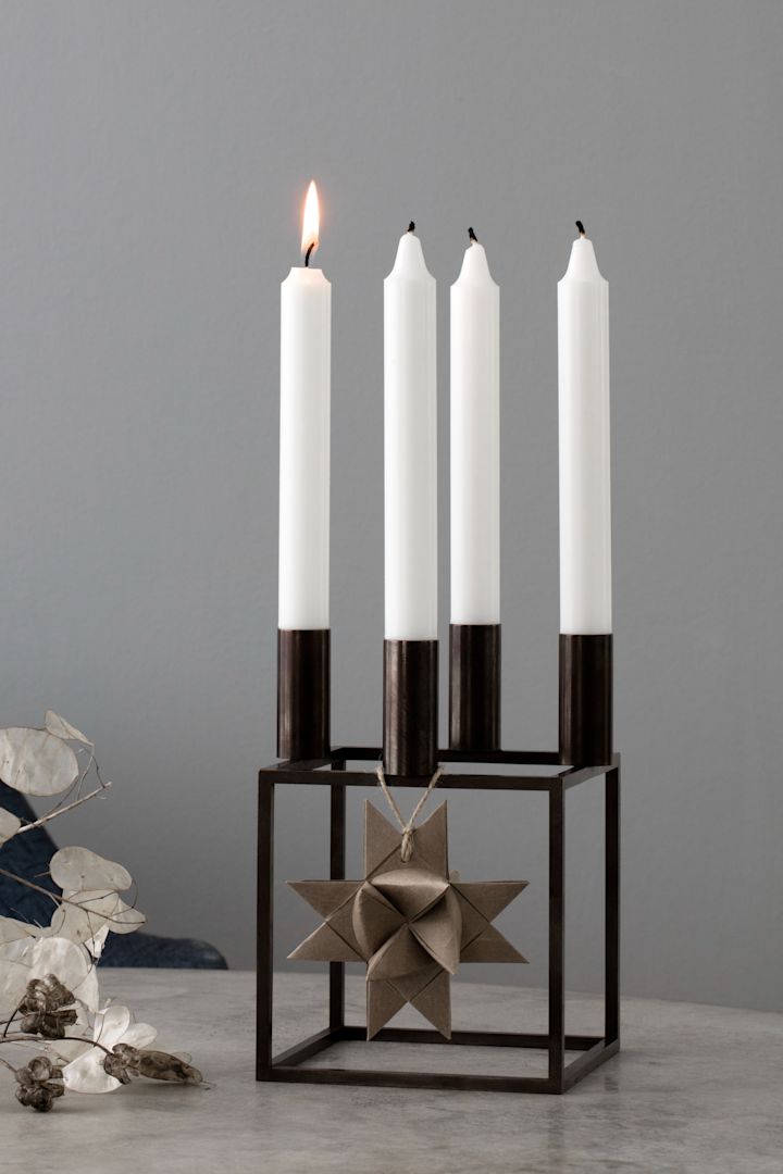 La deg inspirere av fine adventsstaker til jul - her ser du den stilige og moderne Kubus 4 adventsstake i svart fra By Lassen. 