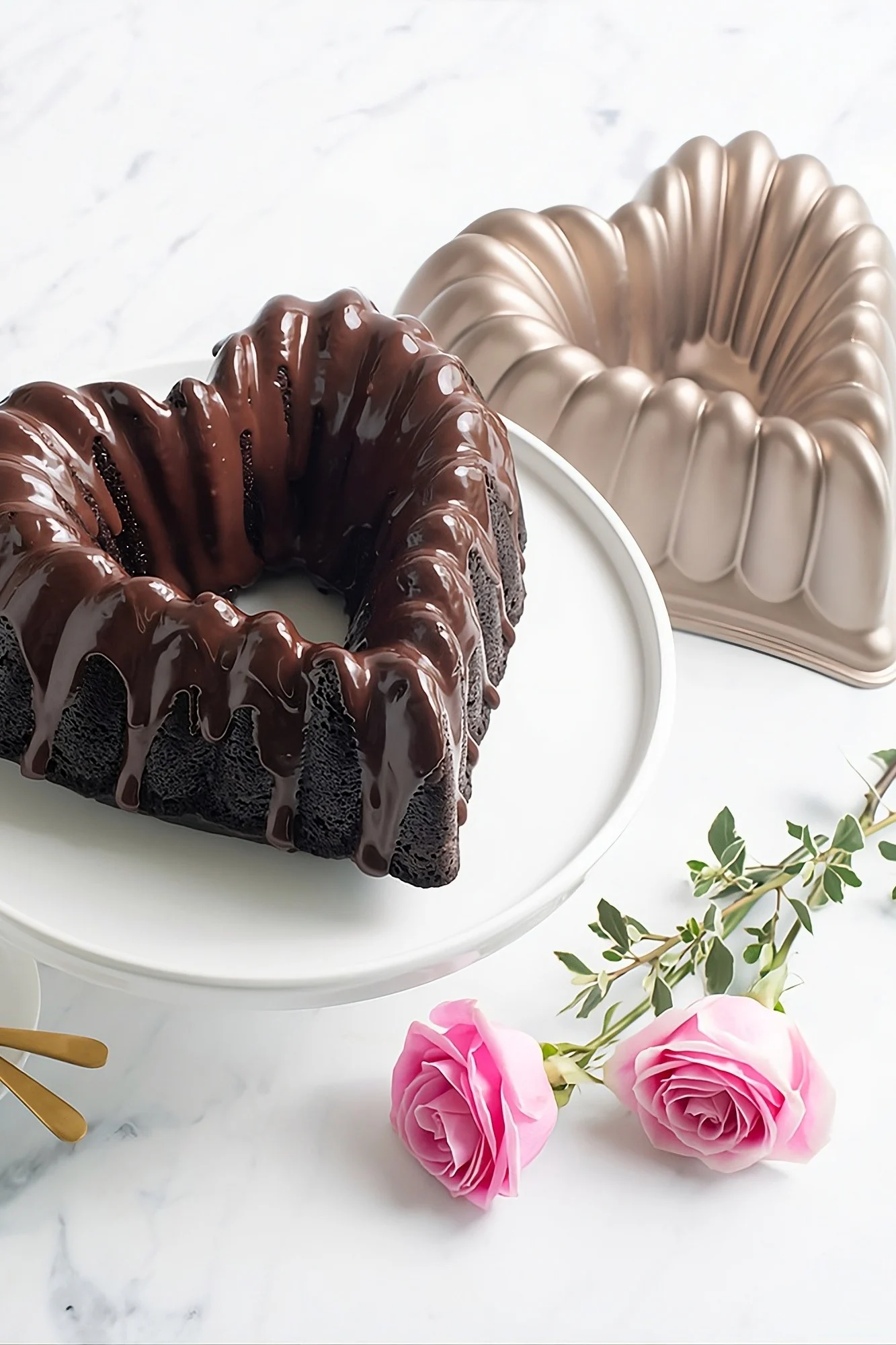 Bak en kake i hjerteform til valentinsdag. Her står en hjerteformet sjokoladekake på et kakefat.
