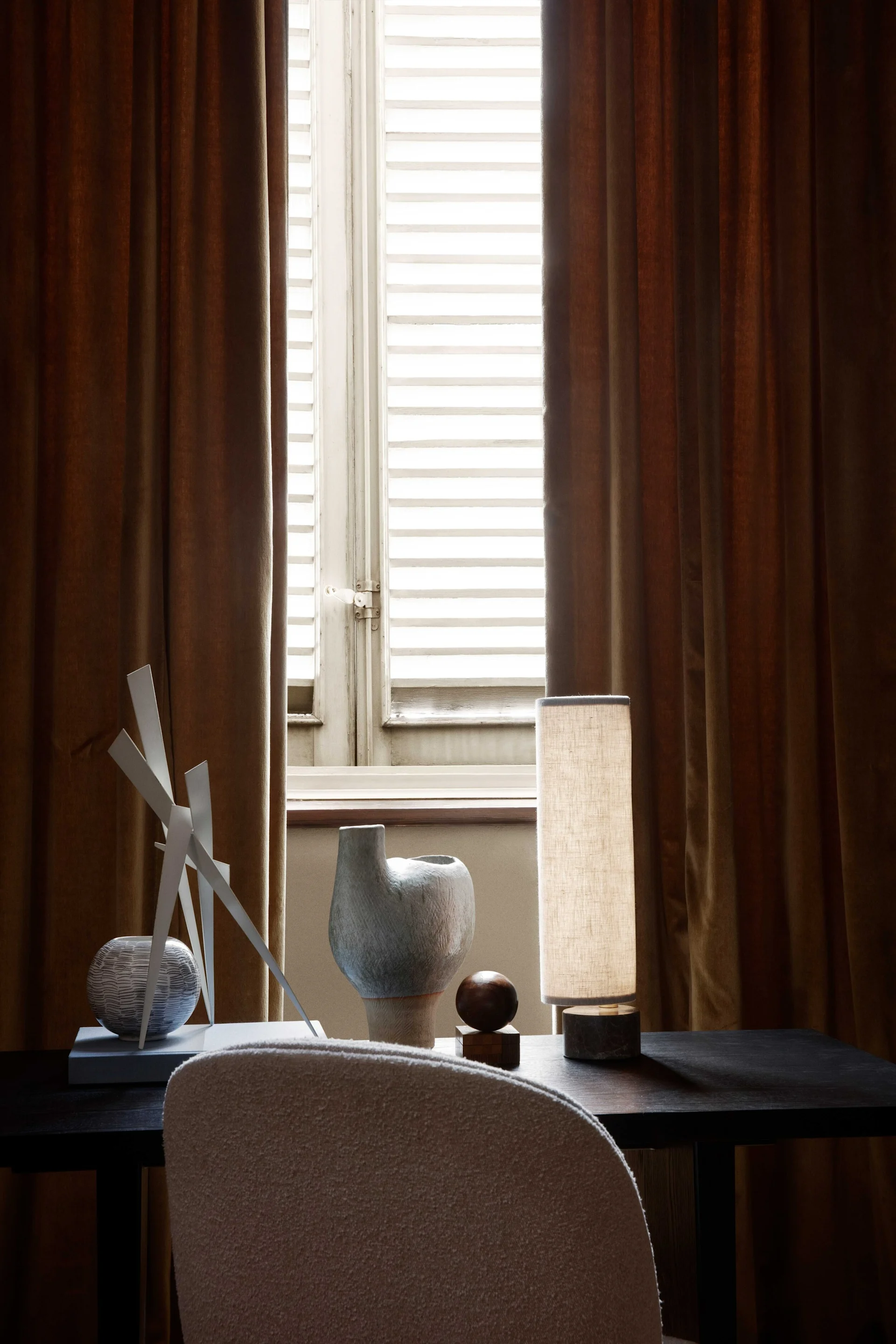 Oppdag GUBIs belysningstips for hjemmet. Her ser du Unbound bordlampe som ser like fin ut både når lampen er skrudd av og på.