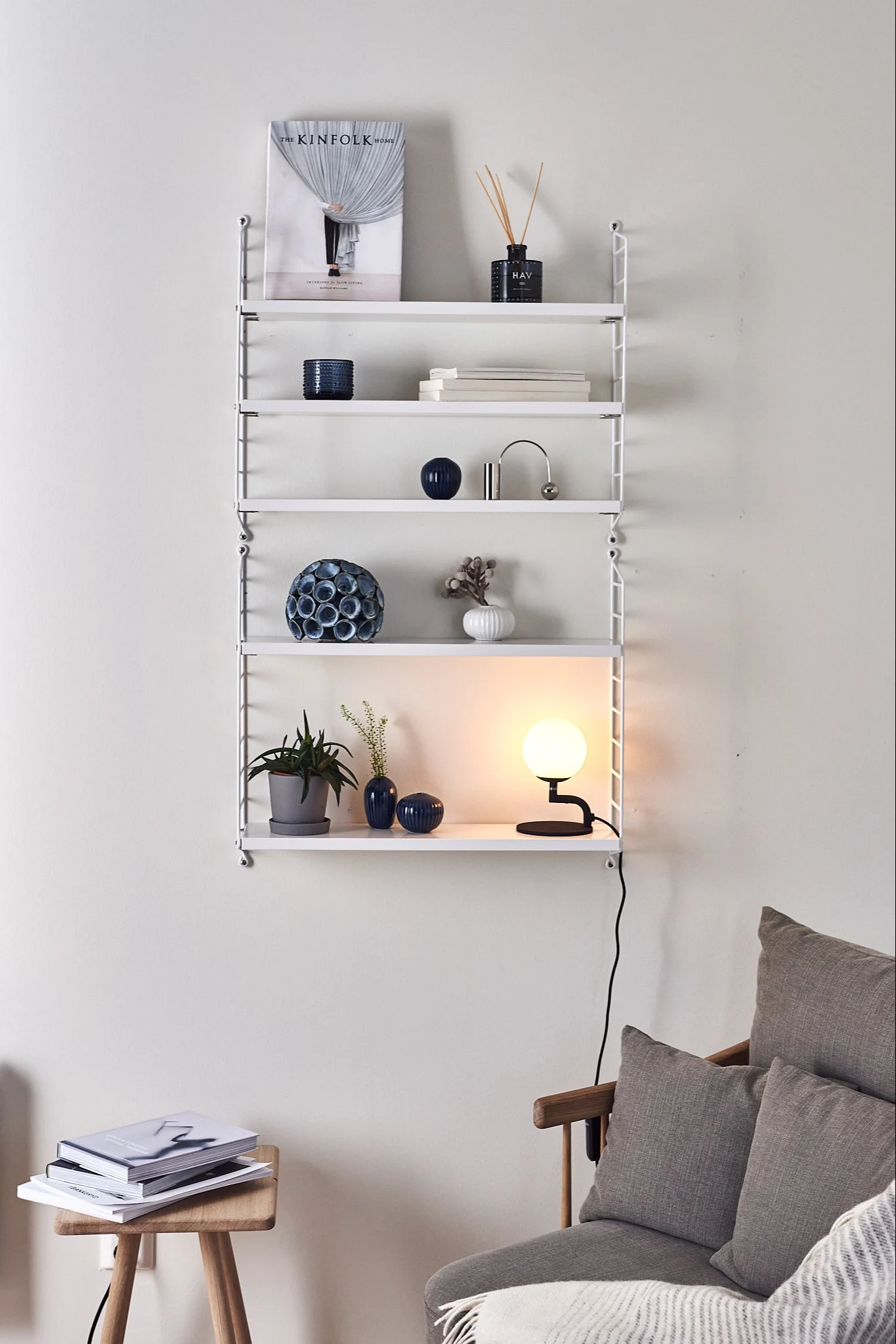 Style hyllene dine i en klassisk hvit look med blå aksenter og havet som inspirasjon.