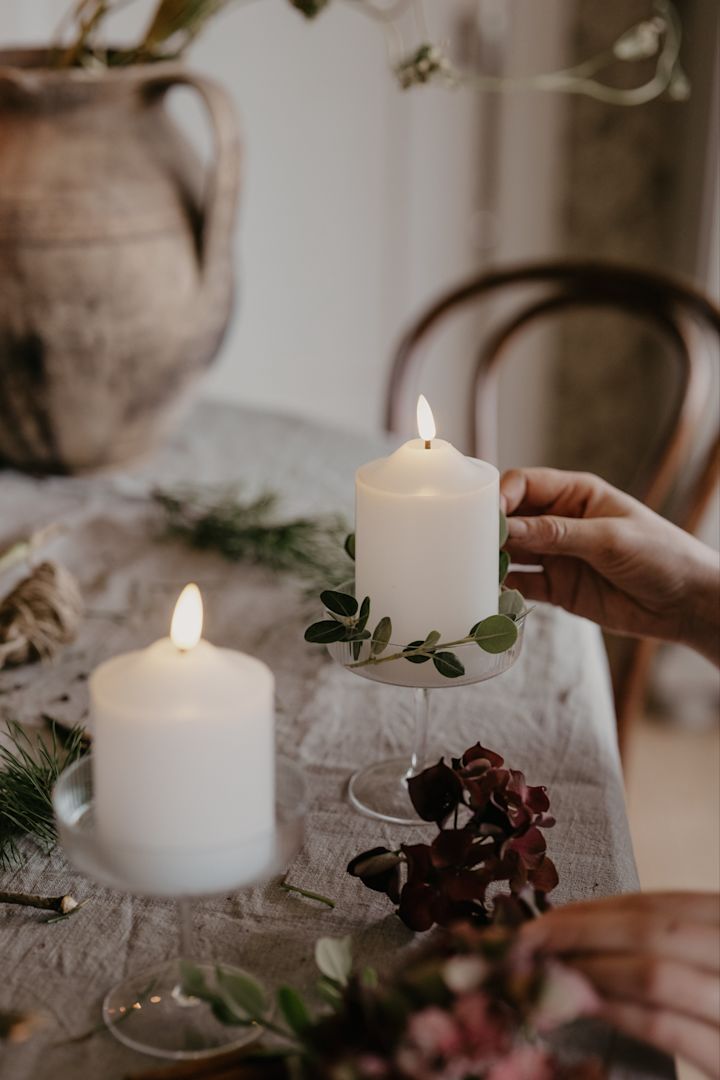 Pynt LED-lys med blader i Ripple glass fra ferm LIVING - helt perfekt for juleverkstedet for voksne og barn. Foto: Johanna Berglund @snickargladjen