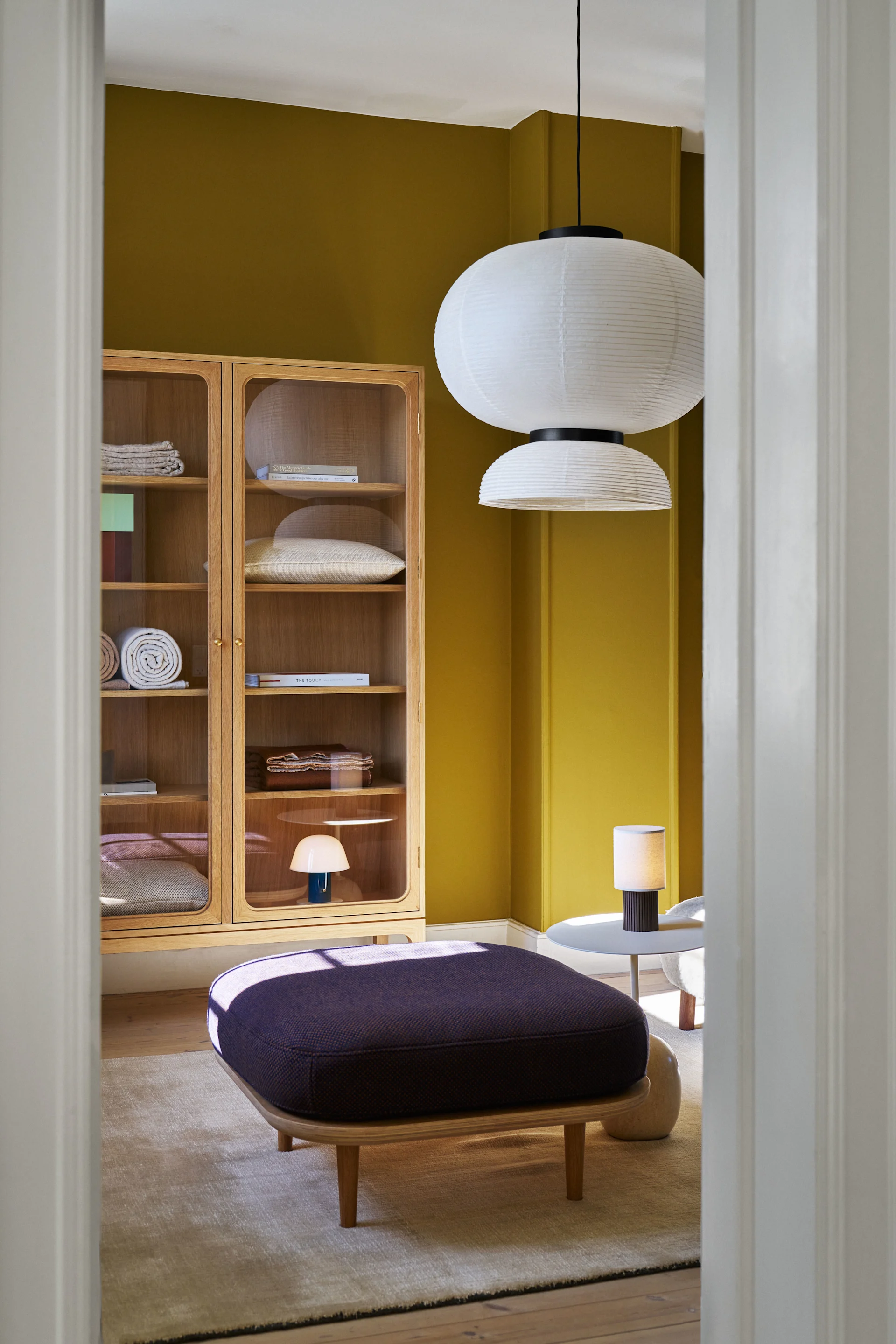 Her ser du en knallgul med en rekke produkter fra &Tradition inkludert Formakami-lampen og den bærbare bordlampen Manhattan.