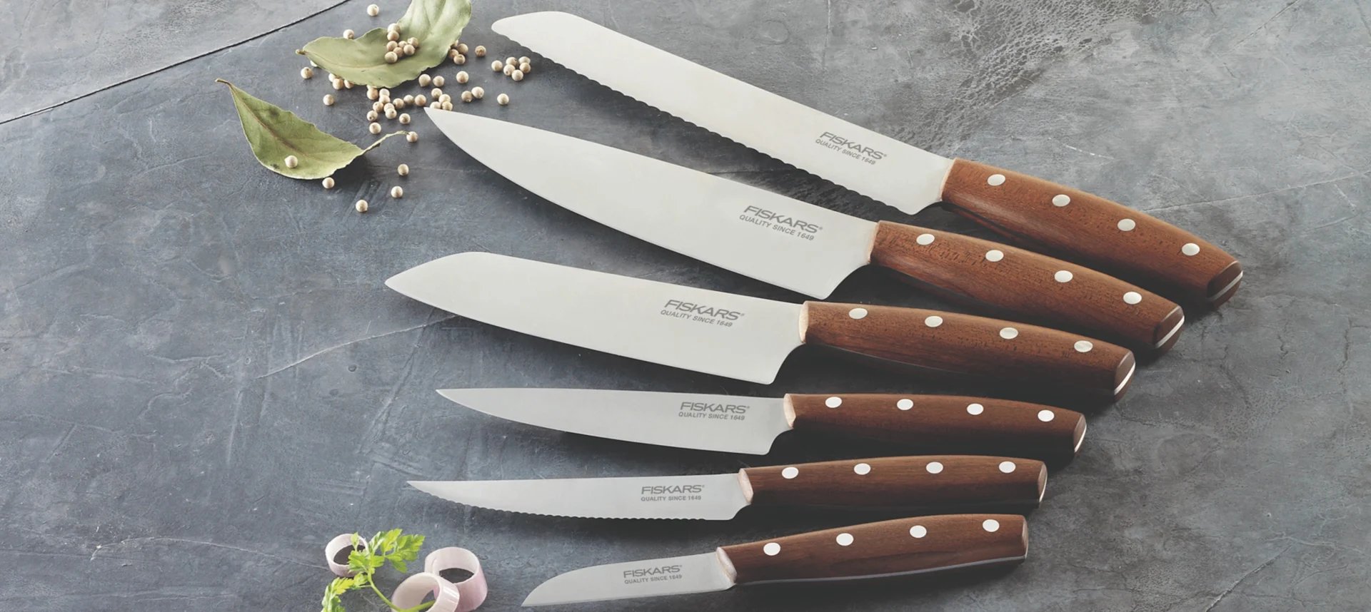 Fiskars Norden-serie inneholder alt fra kokkekniv, brødkniv, grønnsakskniv til skrellekniv.