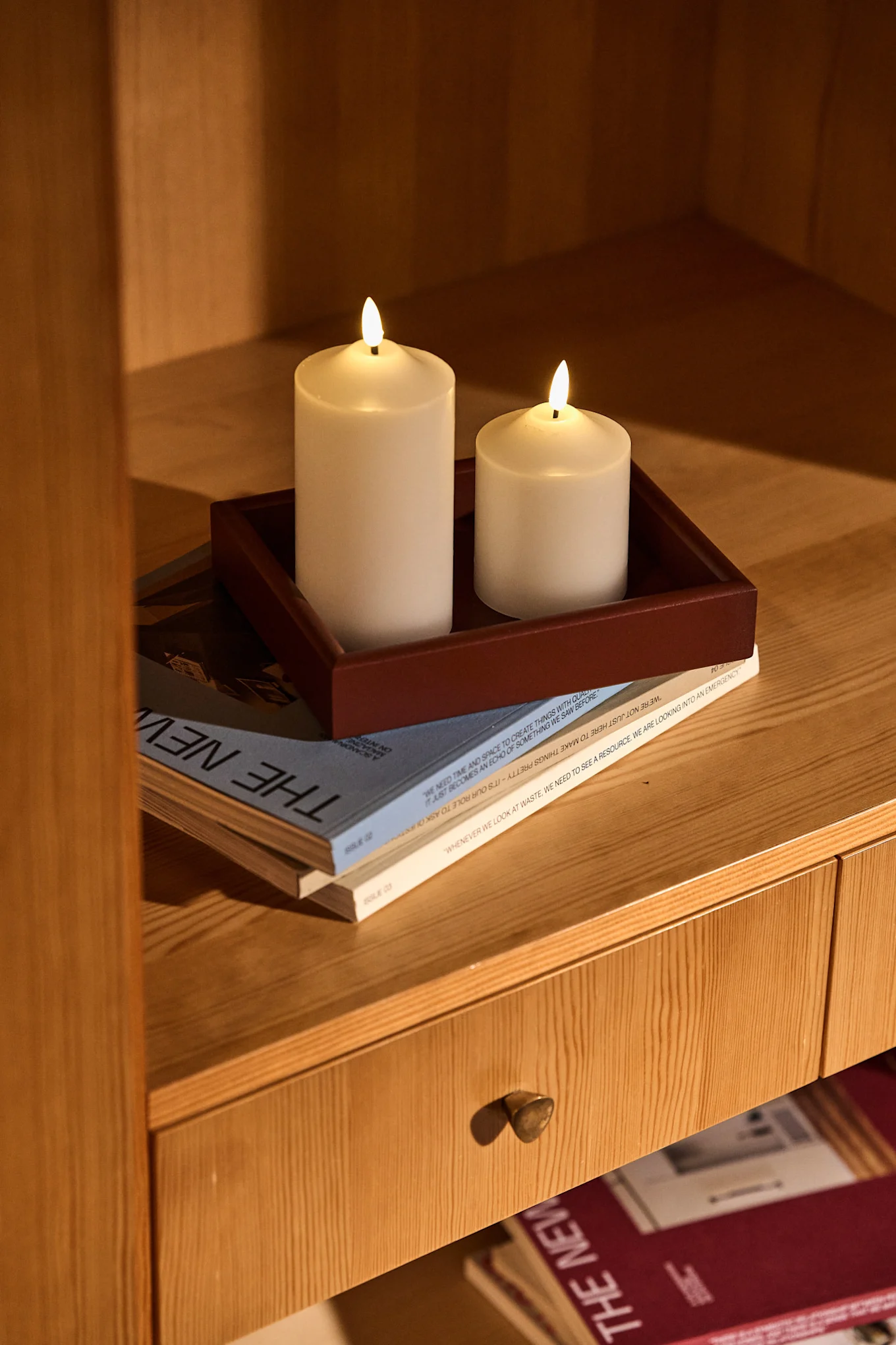 Minimalistisk julepynt omfavner levende lys. Her ser du LED-blokklysene fra Scandi Essentials på et brett.