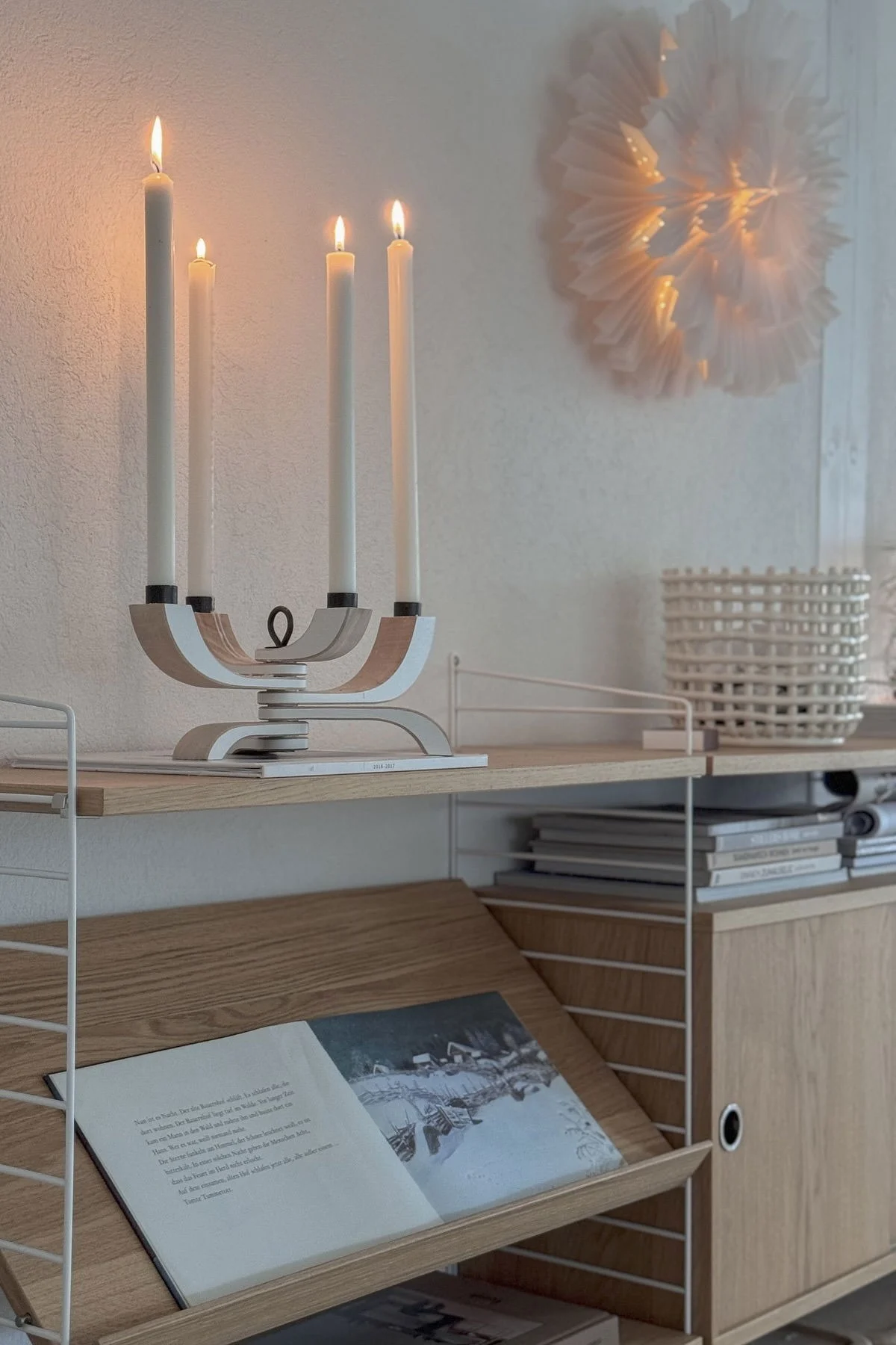 Minimalistisk julepynt handler om levende lys – her ser du lysestaken Nordic Light fra Design House Stockholm på en skjenk hjemme hos @zuhuselig.

