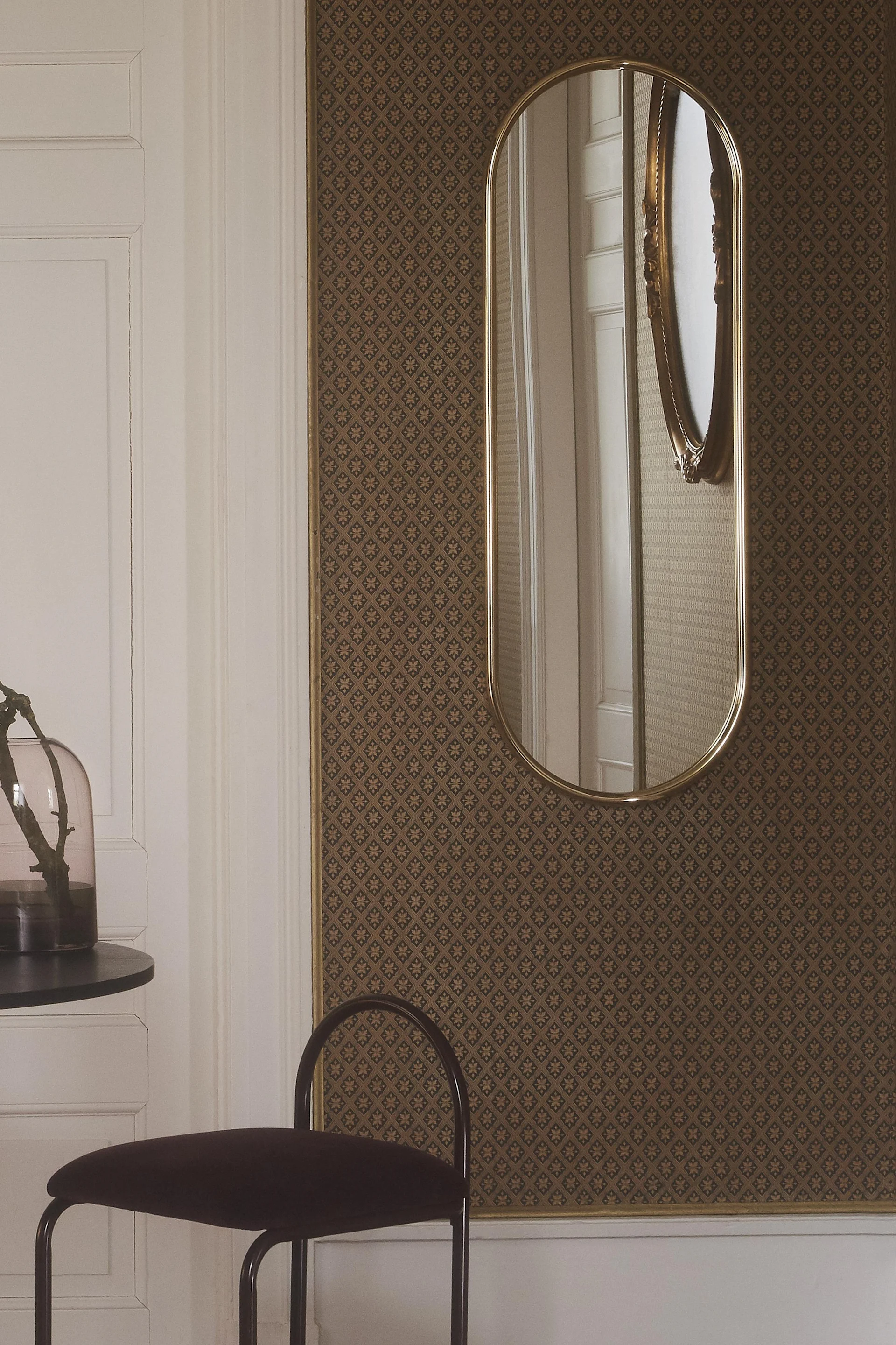 Innred med speil for et luksuriøst hjem - her er det ovale Angui-speilet fra AYTM med en elegant gyllen ramme som gir hjemmet ditt et mer luksuriøst preg.