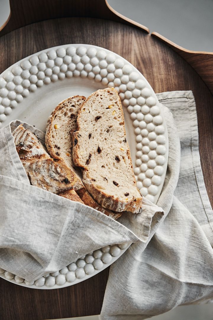 Beige Bubbles ovalt fat fra Mateus i fargen sand med godt brød på.