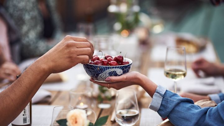 Et festtips er å tilby gjestene enkel snacks som frukt fra en vakker skål som denne blå og hvite fra Götefors Porslin.