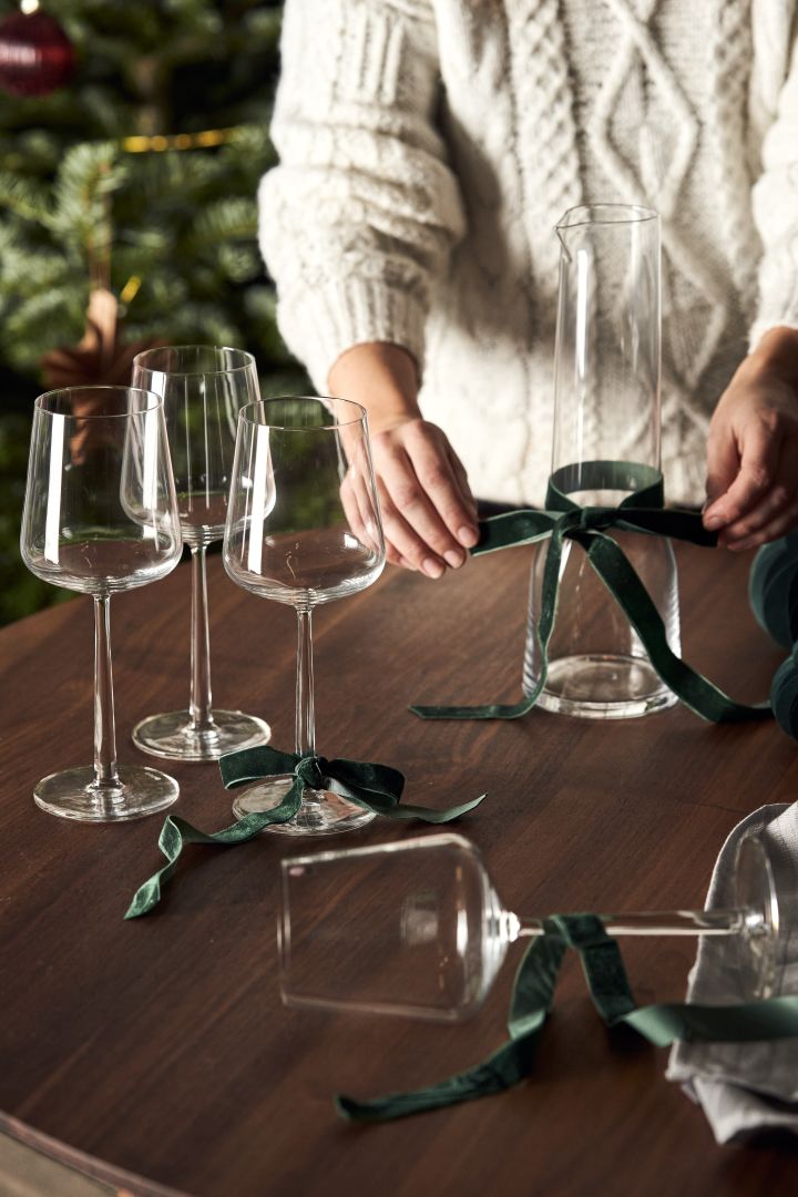 Gi bort nordisk design i år. Her ser du et gavesett som kombinerer Essence-vinglassene med Essence-karaffelen.