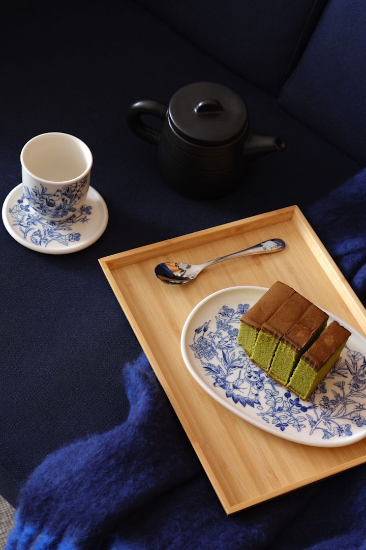 Haru-kolleksjonen er en kombinasjon av japansk og skandinavisk stil. Her ser du mummikoppen og tallerkenen med kake på.
