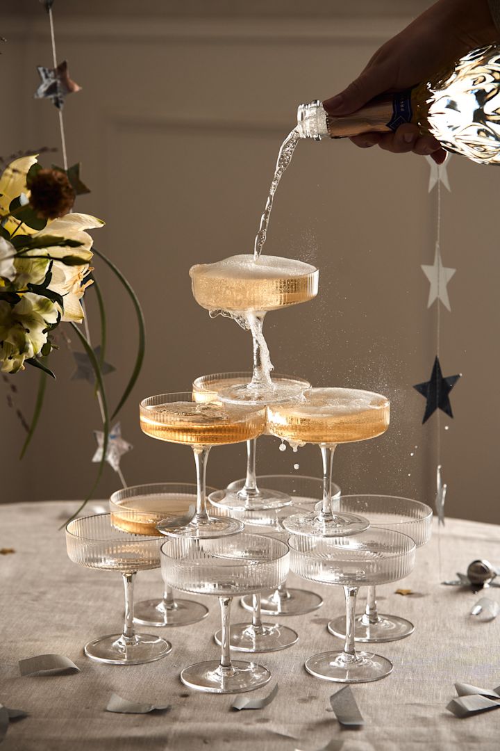Feir det nye året med morsomme nyttårsleker og aktiviteter som å bygge ditt eget champagnetårn, som skaper et ekte Instagram-øyeblikk for velkomstskålen.