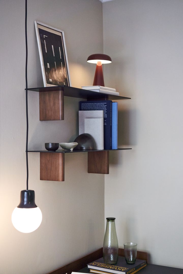 Innred ditt lille hjemmekontor med hyller og enkel beysning som her med den bærbare Como bordlampen fra &Tradition.