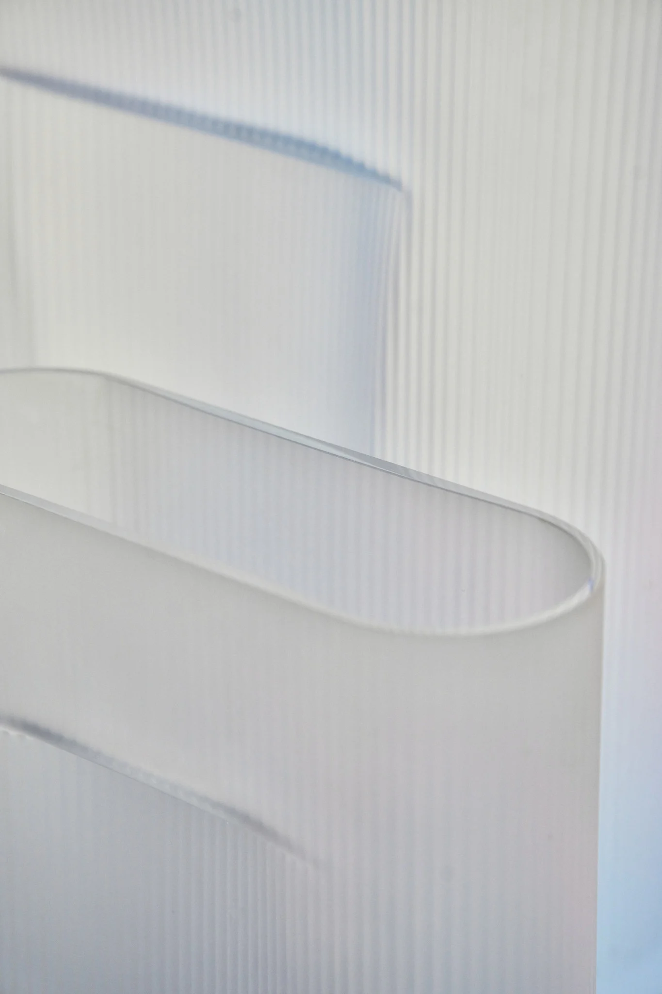 Her ser du to Ridge-vaser i frostet glass fra Muuto.