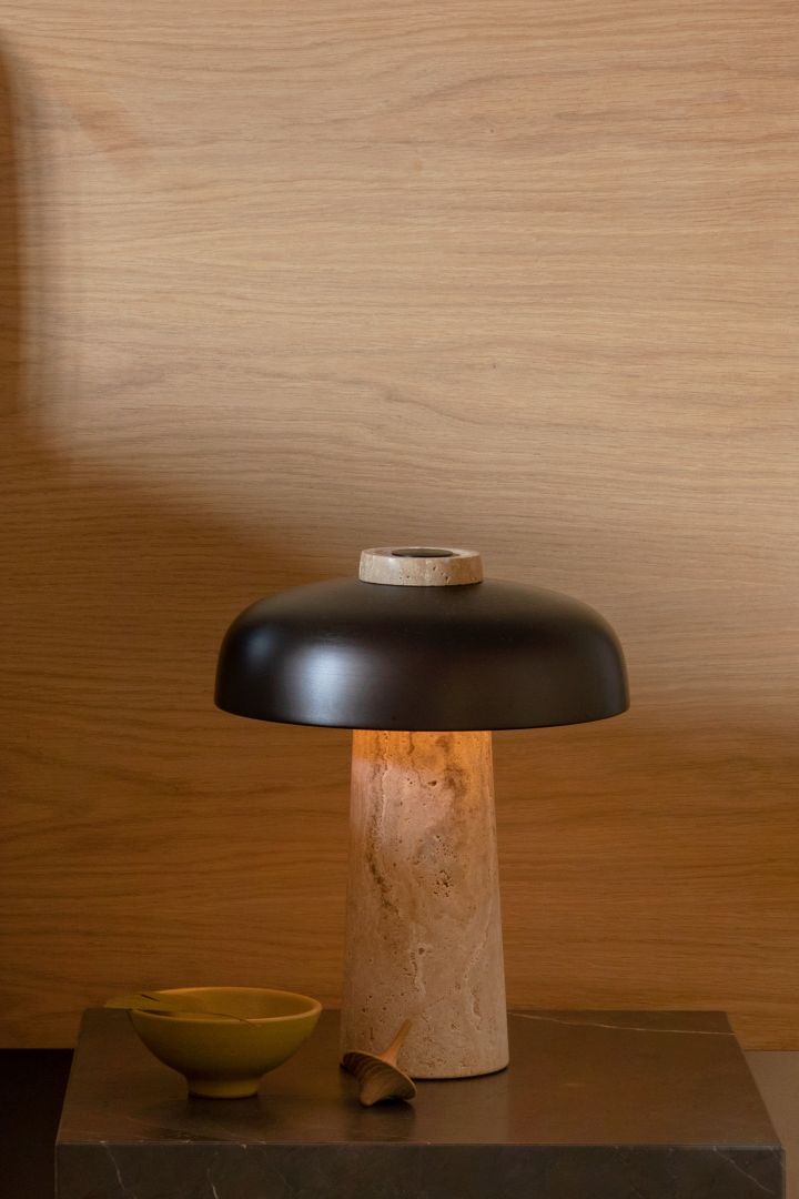 Sesongens trendy sopplampe er bordlampen Reverse fra Menu, som vil bli en stilig interiørdetalj i hjemmet ditt på sidebordet eller nattbordet.